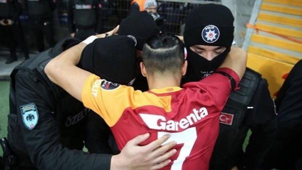 Yasin Öztekin hugging Turkish policemen. From the newspaper Yeni Şafak Yasin Öztekin hugging Turkish policemen. From the newspaper Yeni Şafak